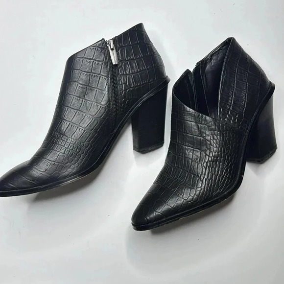Vince Camuto’s embossed, leather ankle boots black size 10 medium - Picture 1 of 8